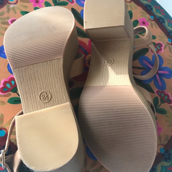 Universal Threads Chunky Heels - Picture 5 of 5